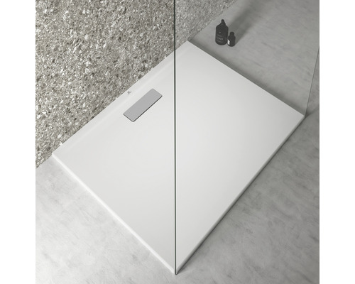 Rechteckige Duschwanne mit Ablauf und Glaswand in einem Badezimmer