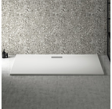 Receveur de douche rectangulaire en fonte minérale dans la salle de bain