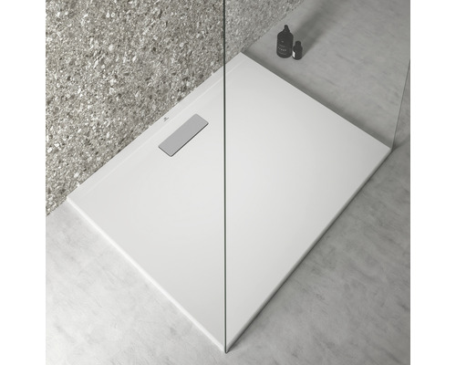 Ebenerdige Dusche mit Duschwanne und Duschabtrennung