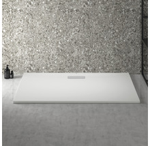 Receveur de douche rectangulaire en fonte minérale dans une salle de bains