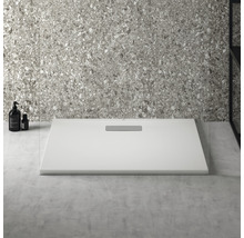 Douche à l''italienne avec garniture d''écoulement dans la salle de bains.