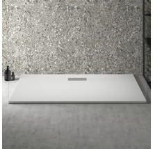 Receveur de douche rectangulaire dans une salle de bain