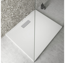 Receveur de douche carré en fonte minérale avec garniture d''écoulement dans une salle de bains lumineuse.
