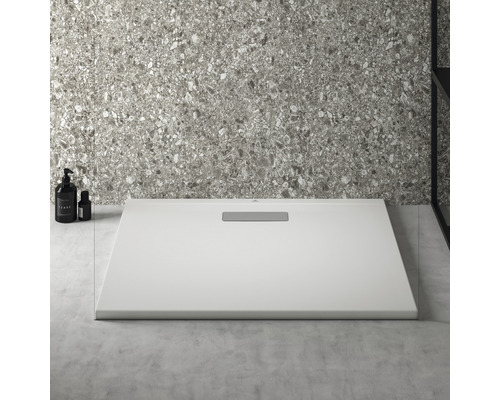 Quadratische Duschwanne mit Abflussrinne im Badezimmer