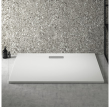 Receveur de douche rectangulaire en fonte minérale dans une salle de bains