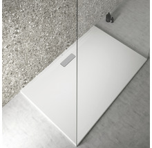 Receveur de douche rectangulaire en fonte minérale dans la salle de bain.