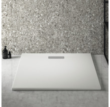 Receveur de douche plat de forme carrée dans la salle de bain