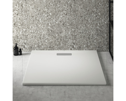 Flache Duschwanne mit quadratischer Form im Badezimmer