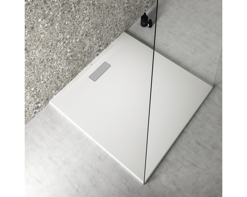 Quadratische Duschwanne im Badezimmer mit Ablauf