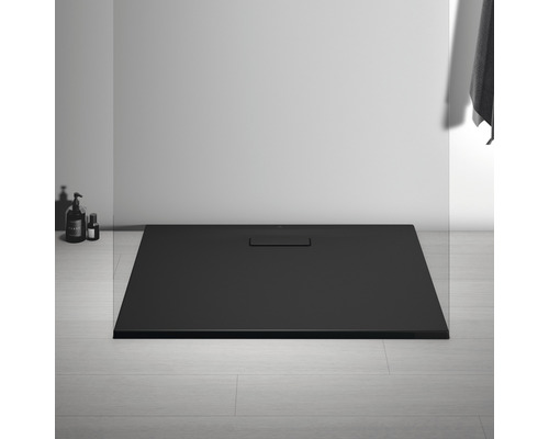 Receveur de douche noir dans la salle de bain