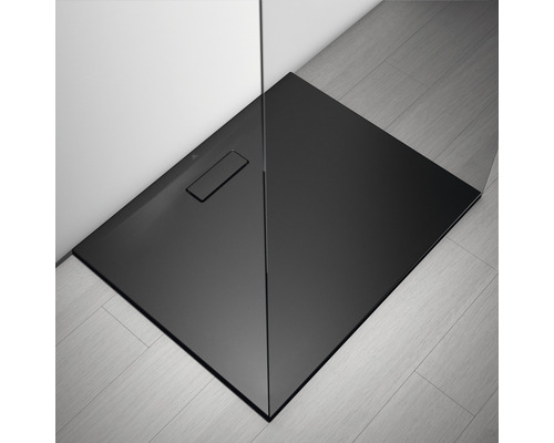 Receveur de douche plain-pied en fonte minérale dans la salle de bains