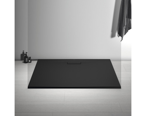 Receveur de douche noir dans la salle de bains.