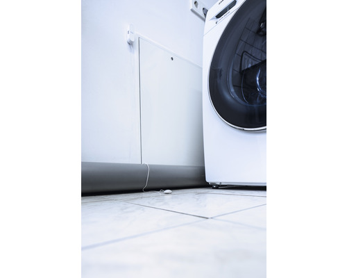 Waschmaschine in einem Badezimmer mit Fliesenboden