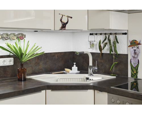 Coin cuisine avec évier, robinet, plan de travail, décoration et ustensiles de cuisine.