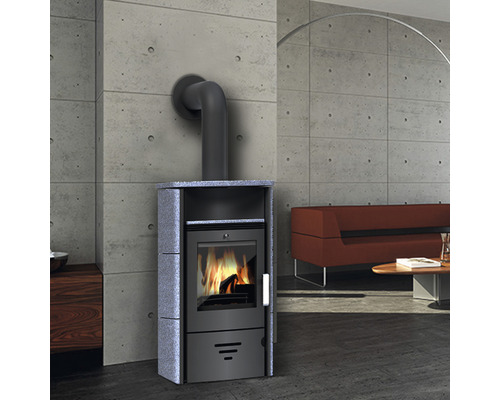 Kaminofen mit Rauchrohr in einem Wohnraum