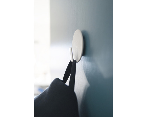 Patère murale avec sac suspendu