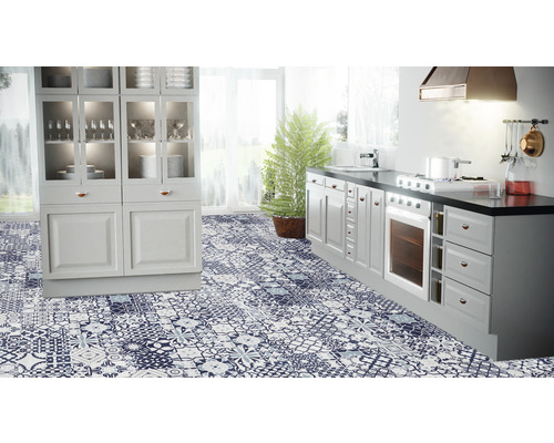 Helle Küche mit Küchenschrank, Herd und Boden mit Muster