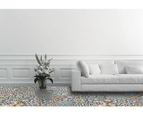 Wohnzimmer mit gemusterten Bodenfliesen, einem Sofa und einer Blumenvase