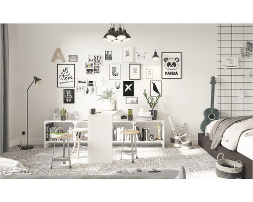 Dekoratives Zimmer mit Bildern, Möbeln und Accessoires