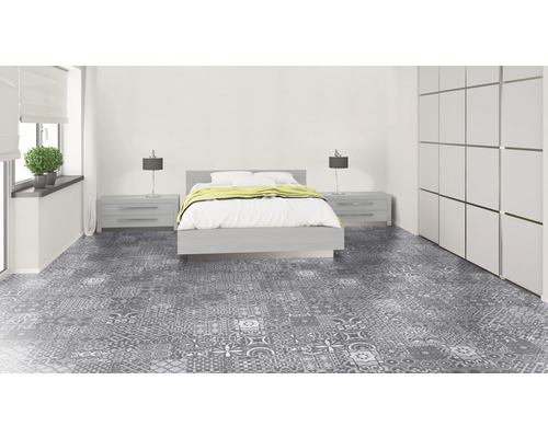 Schlafzimmer mit Bett, Nachttischen, Schrank und grau gemustertem Vinylboden