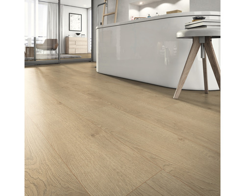 Plancher en bois clair dans une salle de bains avec baignoire et tabouret.