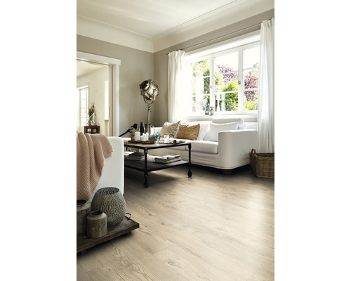 Heller Wohnraum mit Holzboden, Sofa und Fenstern für eine helle Atmosphäre.