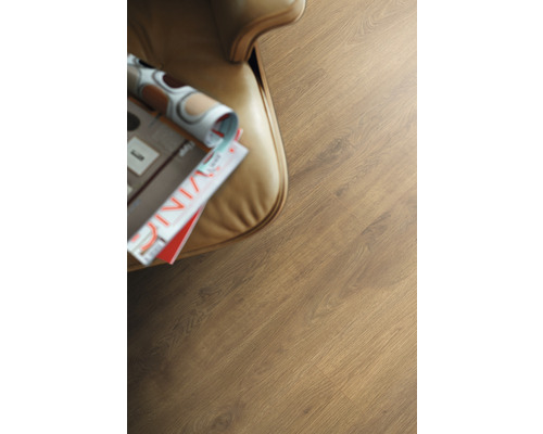 Gros plan d''un sol stratifié à côté d''un fauteuil