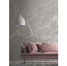 Wohnzimmer mit Sofa, Lampe und Tapete mit Marmormuster