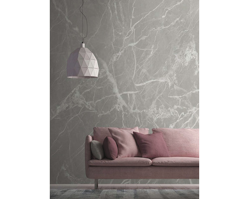 Salon avec canapé, lampe et papier peint à motif marbré