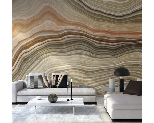 Salon avec papier peint photo à motifs imitation marbre derrière un canapé.