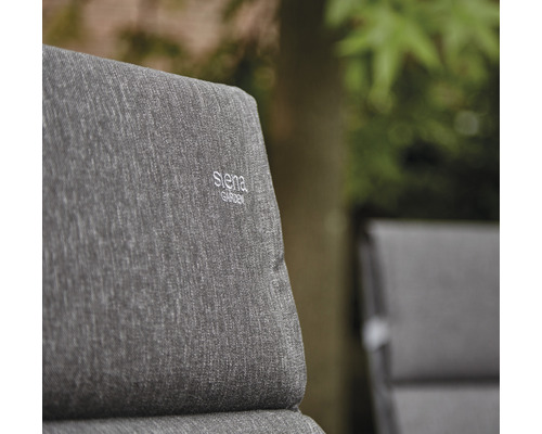 Detailaufnahme eines Gartenstuhls mit dem Siena Garden Logo