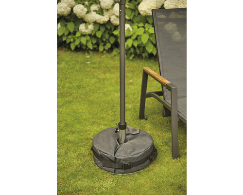Sonnenschirmständer mit Sandsack auf Rasen