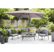 Salon de jardin avec parasol sur une terrasse dans un jardin