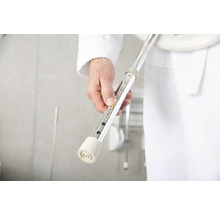 Gros plan d''un élévateur de bain réglable pour plus de sécurité dans la salle de bain