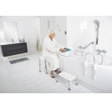 Salle de bain avec élévateur de bain, planche de bain, siège de bain et marche de bain pour faciliter les soins corporels