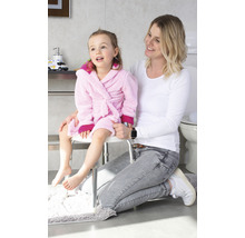 Mère avec enfant sur tabouret de douche dans la salle de bain