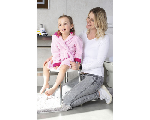 Mère avec enfant sur tabouret de douche dans la salle de bain