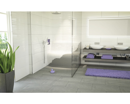 Badezimmer mit Dusche, Sitzgelegenheit, Waschbecken und Spiegel