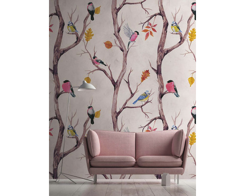 Wohnzimmer mit Sofa und Tapete mit Vogelmuster