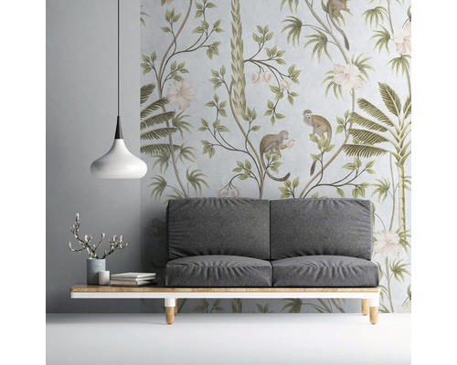 Wohnzimmer mit Couch und Tapete mit Dschungelmotiven