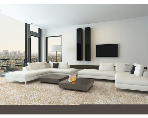 Helles Wohnzimmer mit Ecksofa, Couchtischen und gemustertem Teppich