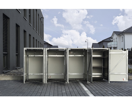 Mehrfache Gerätehäuser zur Aufbewahrung von Gegenständen im Außenbereich.