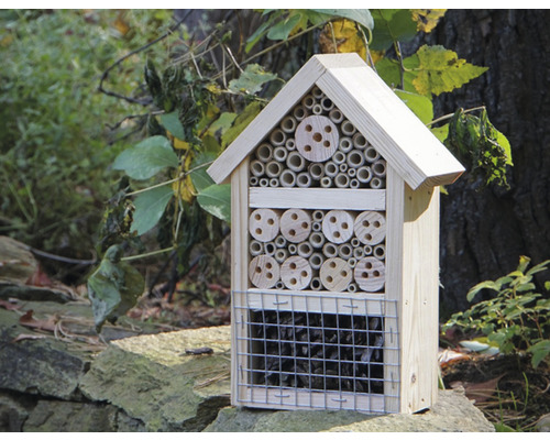 Insektenhotel aus Holz mit verschiedenen Nistmaterialien für Insekten