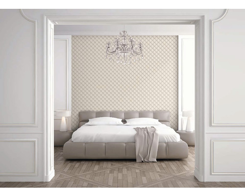 Chambre avec lit double, papier peint à motifs et lustre