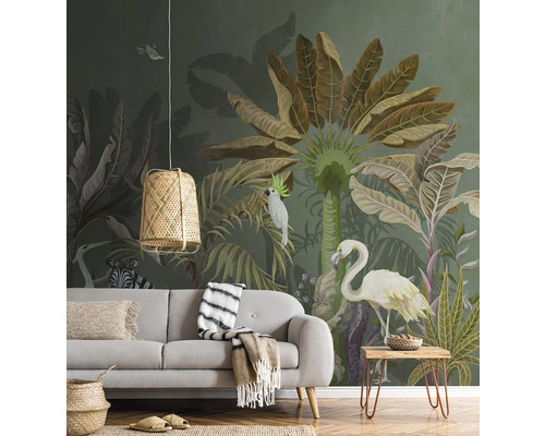 Salon avec papier peint jungle, canapé et décorations pour une ambiance cosy