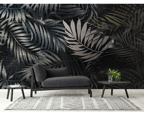 Salon avec papier peint graphique à feuilles de palmier, fauteuil et table