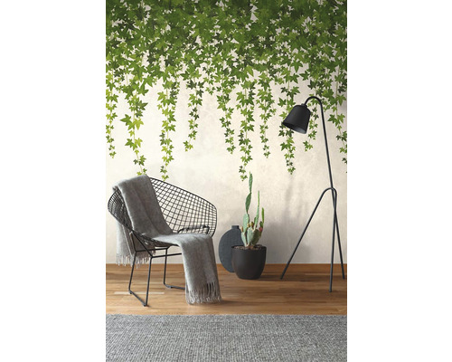 Salon décoratif avec papier peint à motifs de plantes, fauteuil, lampadaire et plante d''intérieur