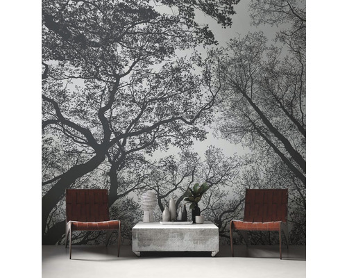 Salon avec papier peint arbre, table et chaises