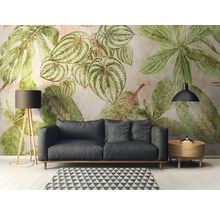 Wohnzimmer mit Sofa, Stehlampe, Beistelltisch, Hängelampe und Fototapete mit Pflanzenmotiven