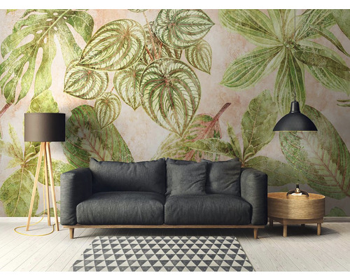 Salon avec canapé, lampadaire, table d''appoint, suspension et papier peint photo avec motifs végétaux